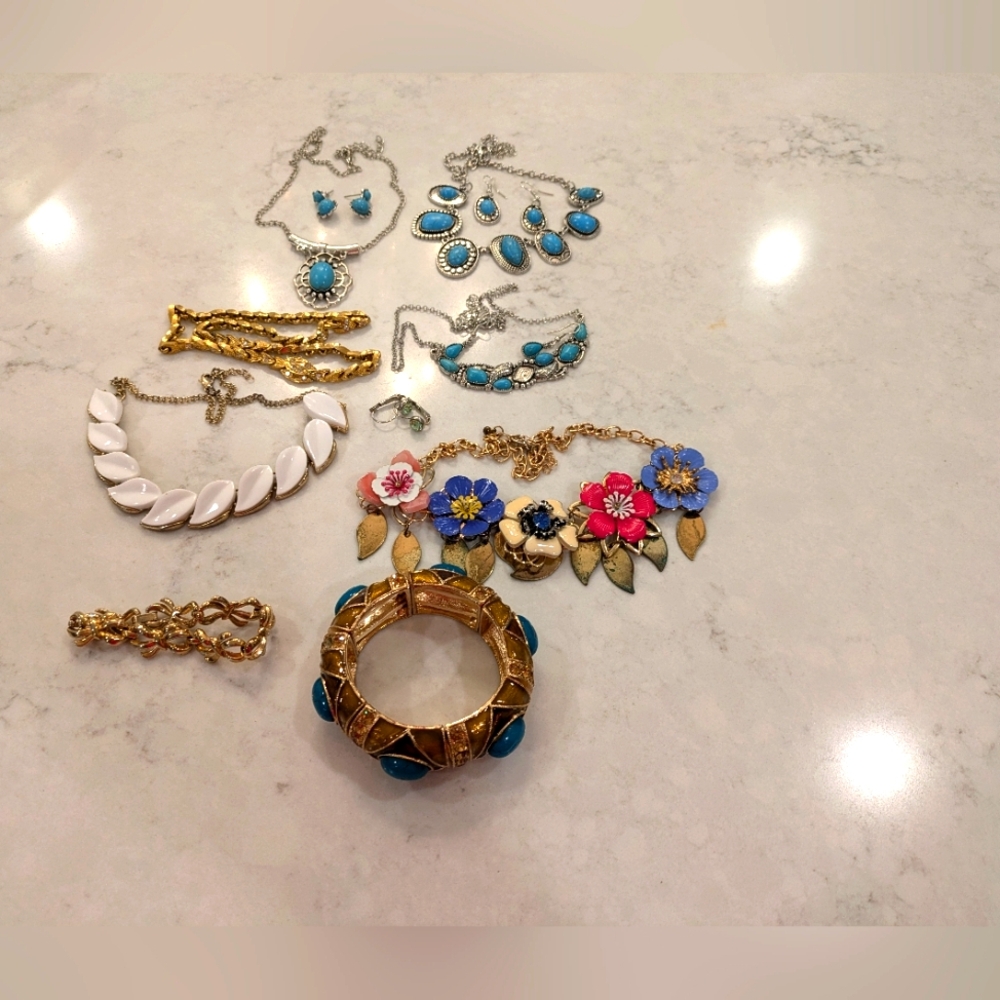Necklaces earrings bracelets Lots of 12 pieces